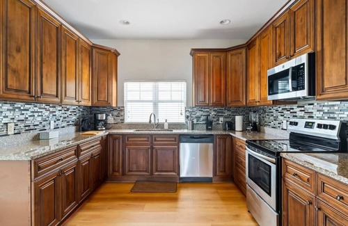 Gillespie Park House | Luxury House Walking Distance to Ocean - Sleeps 12