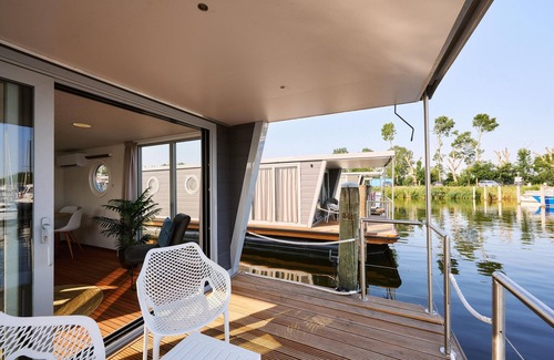 Dinteloord Boat Rental | Luxury Houseboat