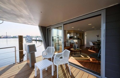 Dinteloord Boat Rental | Luxury Houseboat