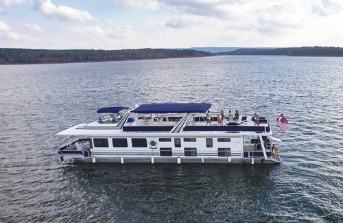 Higden Boat Rental | Luxury houseboat on beautiful Greers Ferry Lake at Lacey's Narrows Marina