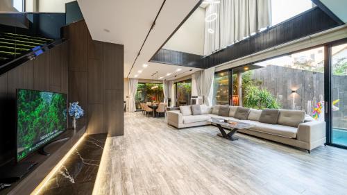 Tho Quang Beach Villa | Luxury huge pool villa - Free pick up and Full AC