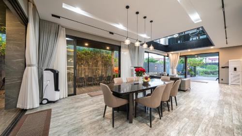 Tho Quang Beach Villa | Luxury huge pool villa - Free pick up and Full AC