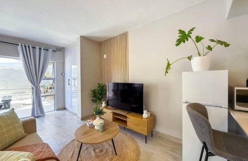 Three Anchor Bay Apartment | Luxury in Greenpoint Main Rd