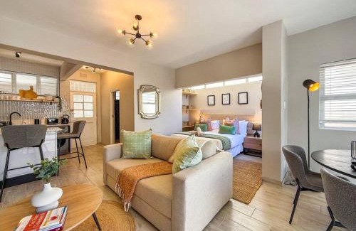 Three Anchor Bay Apartment | Luxury in Greenpoint Main Rd