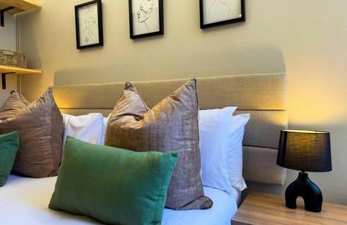 Three Anchor Bay Apartment | Luxury in Greenpoint Main Rd