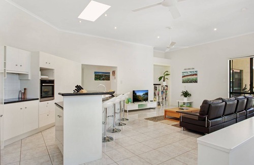Noosaville House | Luxury in Noosa- Pool, Kayaks, Bikes. Daily coffee