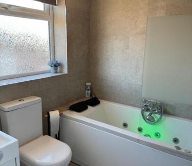 Hereford House | Luxury Jacuzzi Fast WIFI PS5 Gym Parking 2 spaces