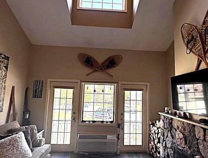 Hancock Apartment | Luxury Jiminy Ski On Off Village Ctr Condo Sleeps4