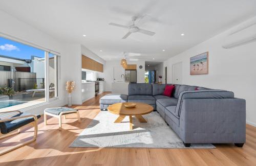 Banksia Beach House | Luxury Kangaroo View