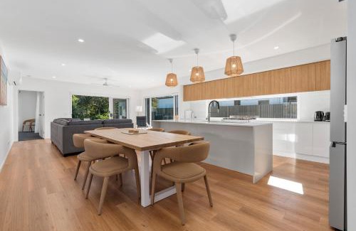Banksia Beach House | Luxury Kangaroo View