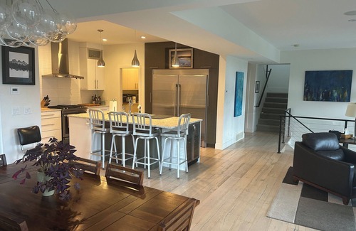 North Glenmore House | Luxury Kelowna Oasis on Knox Mountain minutes from downtown. Great for families!