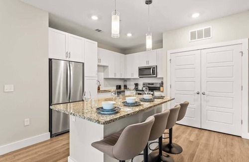 Southeast Orlando Apartment | Luxury King Bed, Close to Parks, Pet-Friendly