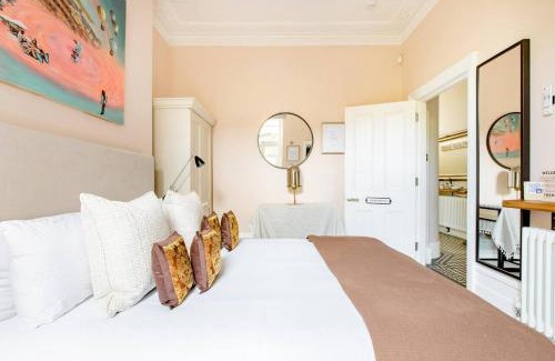 Larkhall House | Luxury King-bed Ensuite With Quiet Private Patio
