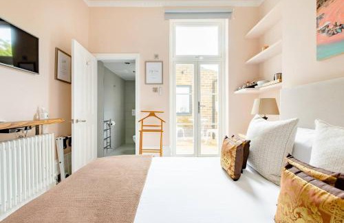 Larkhall House | Luxury King-bed Ensuite With Quiet Private Patio