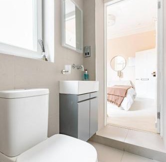 Larkhall House | Luxury King-bed Ensuite With Quiet Private Patio