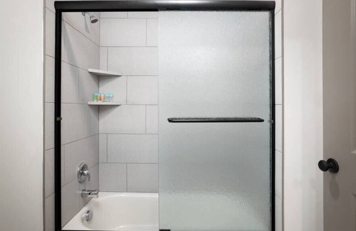 Parkville Apartment | Luxury King Studio | ❤ of Parkville w/ Views+ Desk