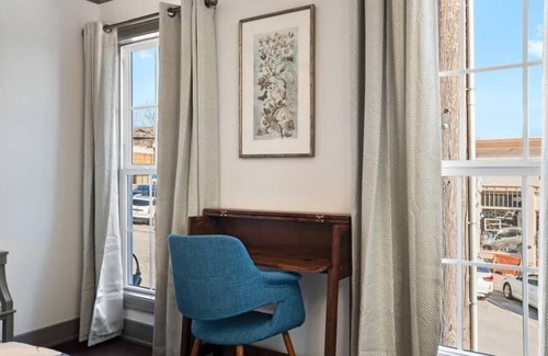Parkville Apartment | Luxury King Studio | ❤ of Parkville w/ Views+ Desk