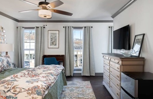 Parkville Apartment | Luxury King Studio | ❤ of Parkville w/ Views+ Desk