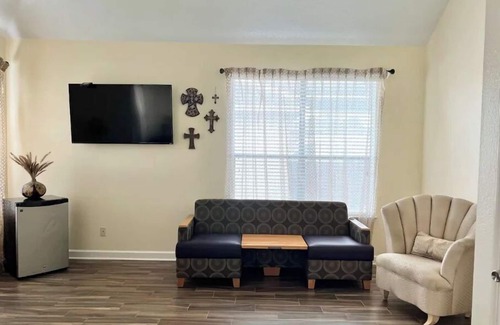 Barker House | Luxury, King Suite & Extras! Gameroom-Office-Gym