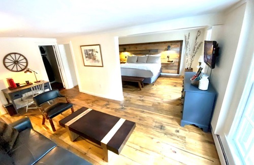 West Dover Resort | Luxury King Suite, Living Room w/sofa bed and jacuzzi tub
