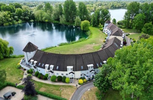 South Cerney House | Luxury Kingfisher Lodge, Isis Lake, within the Cotswold Waterpark