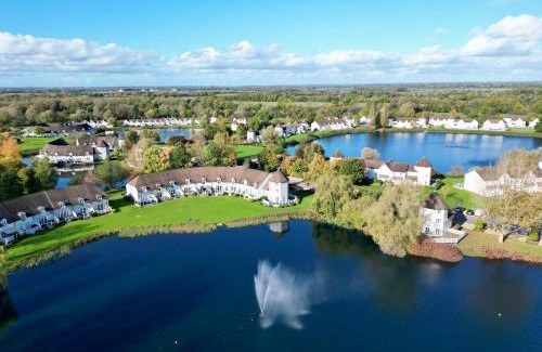 South Cerney House | Luxury Kingfisher Lodge, Isis Lake, within the Cotswold Waterpark