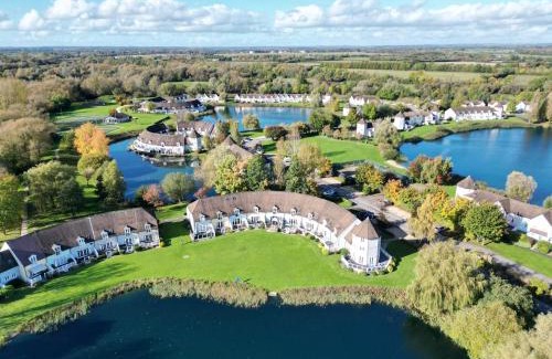 South Cerney House | Luxury Kingfisher Lodge, Isis Lake, within the Cotswold Waterpark