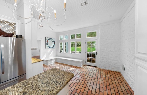 Rivercrest House | ⭐️Luxury Lake Austin: Pool, Hot Tub, Chef, Waterfront Dock & Pizza Oven⭐️