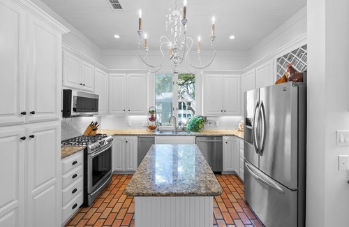 Rivercrest House | ⭐️Luxury Lake Austin: Pool, Hot Tub, Chef, Waterfront Dock & Pizza Oven⭐️