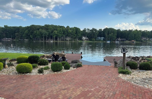 Jonesboro House | Luxury Lake Front retreat