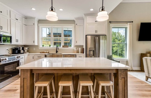 Clarkson House | Luxury Lake Getaway - Sleeps 12 - Wax Marina - Paradise Grove - Water - Lake