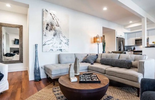 Lakewood Apartment | Luxury Lake Louise Retreat w/ Lakeside Kitchen and Spa