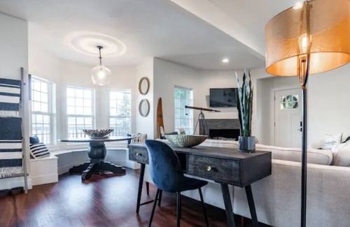 Lakewood Apartment | Luxury Lake Louise Retreat w/ Lakeside Kitchen and Spa