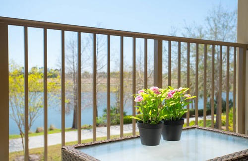 Florida Central Atlantic Coast Apartment | Luxury Lake View Delight Condo Near Pool and Parks NEW!