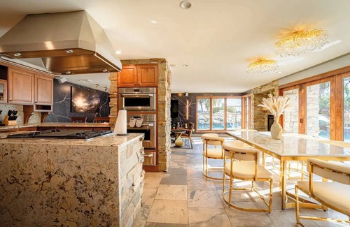 Catalina House | Luxury Lakefront 100,000 Gal Pool Resort Near Disney, Universal, SeaWorld,Outlet