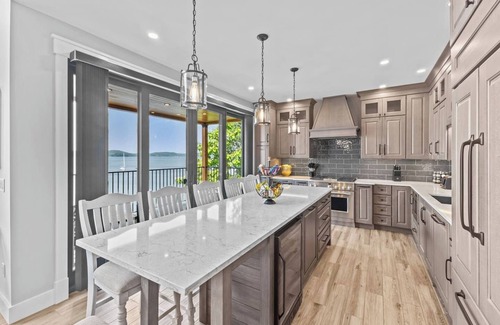 Colchester Villa | Luxury Lakefront 4BR w/Beach
