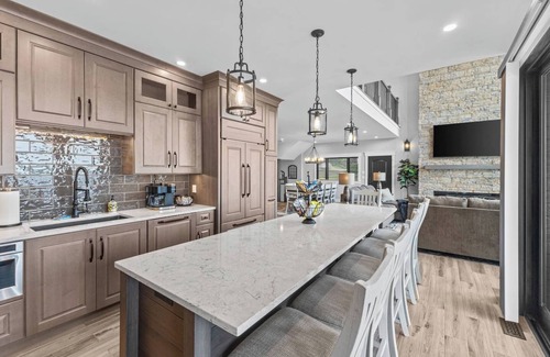 Colchester Villa | Luxury Lakefront 4BR w/Beach
