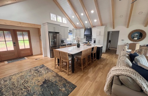 Cedar Cliff House | Luxury Lakefront Chatuge, 5 Beds 3 Bath, 2 Kitchens, Free WiFi, Sleeps 12 & Dock