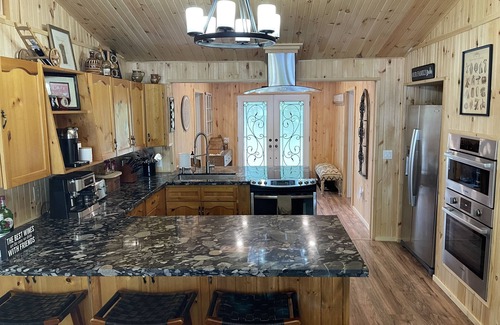 Tweed Cottage | Luxury Lakefront Escape The Rock Cottage