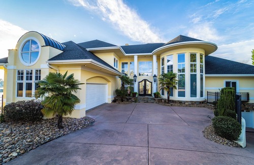 Steele Creek House | LUXURY LAKEFRONT ESTATE IN CHARLOTTE
