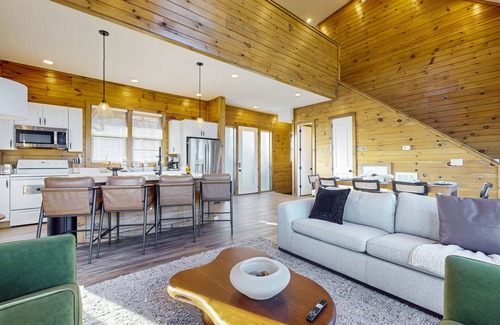 Sevierville Cabin | Luxury lakefront home with private pool, hot tub, & free attraction tickets