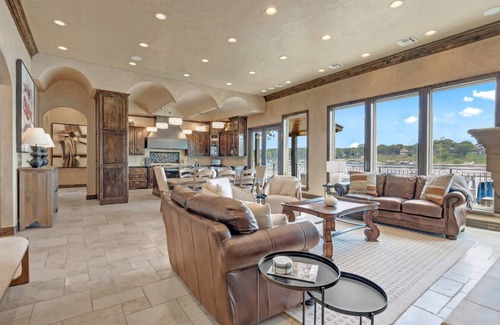 Cleora Apartment | Luxury Lakefront Home