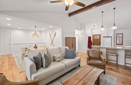 Waleska House | Luxury Lakefront Retreat with Hot Tub Arcade/Neighborhood Golf Course and Hiking