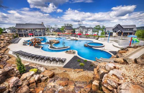 Kimberling City House | Luxury Lakefront Villa - FREE HUGE Pool/Hot Tub - MINI GOLF