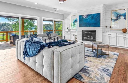 Cumming House | Luxury Lakehouse 30 ngt min · Luxury modern lake house w/ deep water dock & view