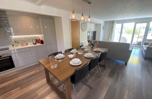 South Cerney Cabin | Luxury lakeside lodge with Hot Tub, Kayak and BBQ