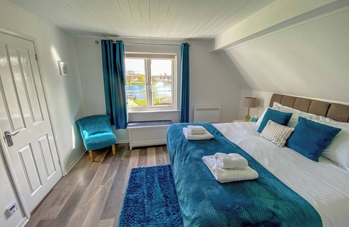 South Cerney Cabin | Luxury lakeside lodge with Hot Tub, Kayak and BBQ
