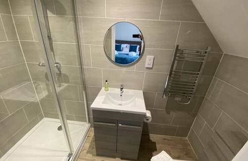 South Cerney Cabin | Luxury lakeside lodge with Hot Tub, Kayak and BBQ