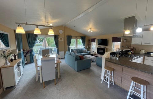Tattershall Cabin | Luxury lakeside lodge with sunken hot tub prime location on bull rush lake @tattershall lakes