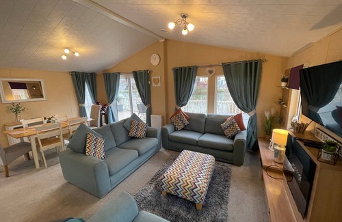 Tattershall Cabin | Luxury lakeside lodge with sunken hot tub prime location on bull rush lake @tattershall lakes